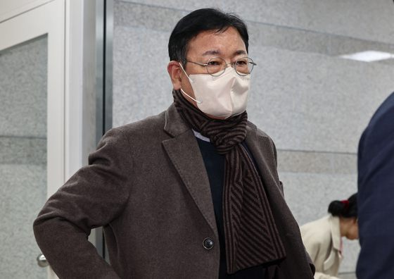 '쌍방울 대북 송금 사건'을 수사하는 과정에서 진술 회유가 있었다는 의혹을 받는 안부수 아태평화교류협회장이 10일 서울 서초구 중앙지방법원에서 열린 구속 전 피의자 심문(영장실질심사)에 출석하고 있다. 뉴스1