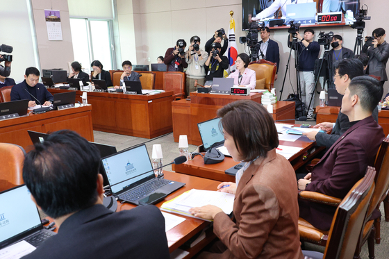 추미애 위원장이 10일 서울 여의도 국회에서 열린 법제사법위원회 전체회의에서 안건을 통과시키고 있다. 뉴스1