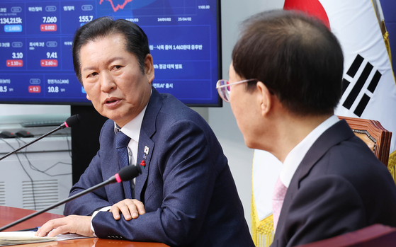 정청래 더불어민주당 대표가 11일 국회에서 이석연 국민통합위원회 위원장을 만나 발언하고 있다. 임현동 기자