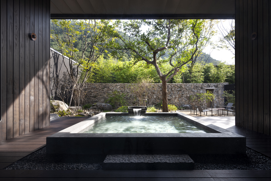 2023년 9월 개장한 온천 호텔 유원재는 객실마다 노천탕과 정원을 갖추고 있다. 일본의 고급 료칸이 부럽지 않다. 사진 유원재