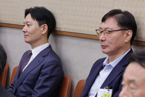 이화영 전 경기도 평화부지사(오른쪽)가 지난 10월 14일 서울 여의도 국회 법제사법위원회에서 열린 법무부 등에 대한 국정감사에서 의원 질의를 마친 후 자신의 대북 송금 사건을 수사했던 박상용 법무연수원 교수를 지나치고 있다. 뉴스1