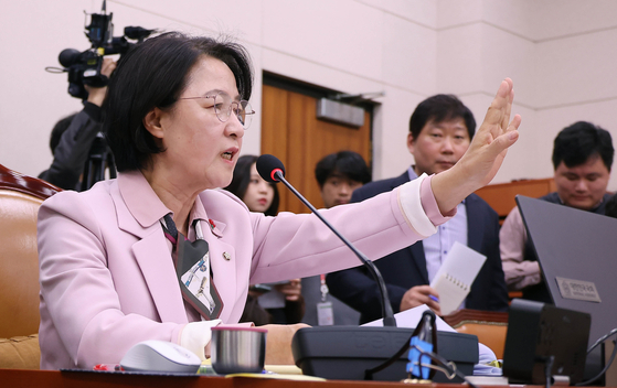 추미애 법사위원장이 10일 오후 국회에서 열린 법제사법위원회 전체회의에서 회의를 진행하고 있다. 임현동 기자.