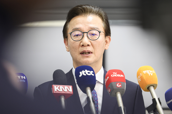 전재수 해양수산부 장관이 11일 오전 인천공항을 통해 귀국해 통일교 금품 수수 의혹에 대한 입장을 발표하고 있다. 김경록 기자