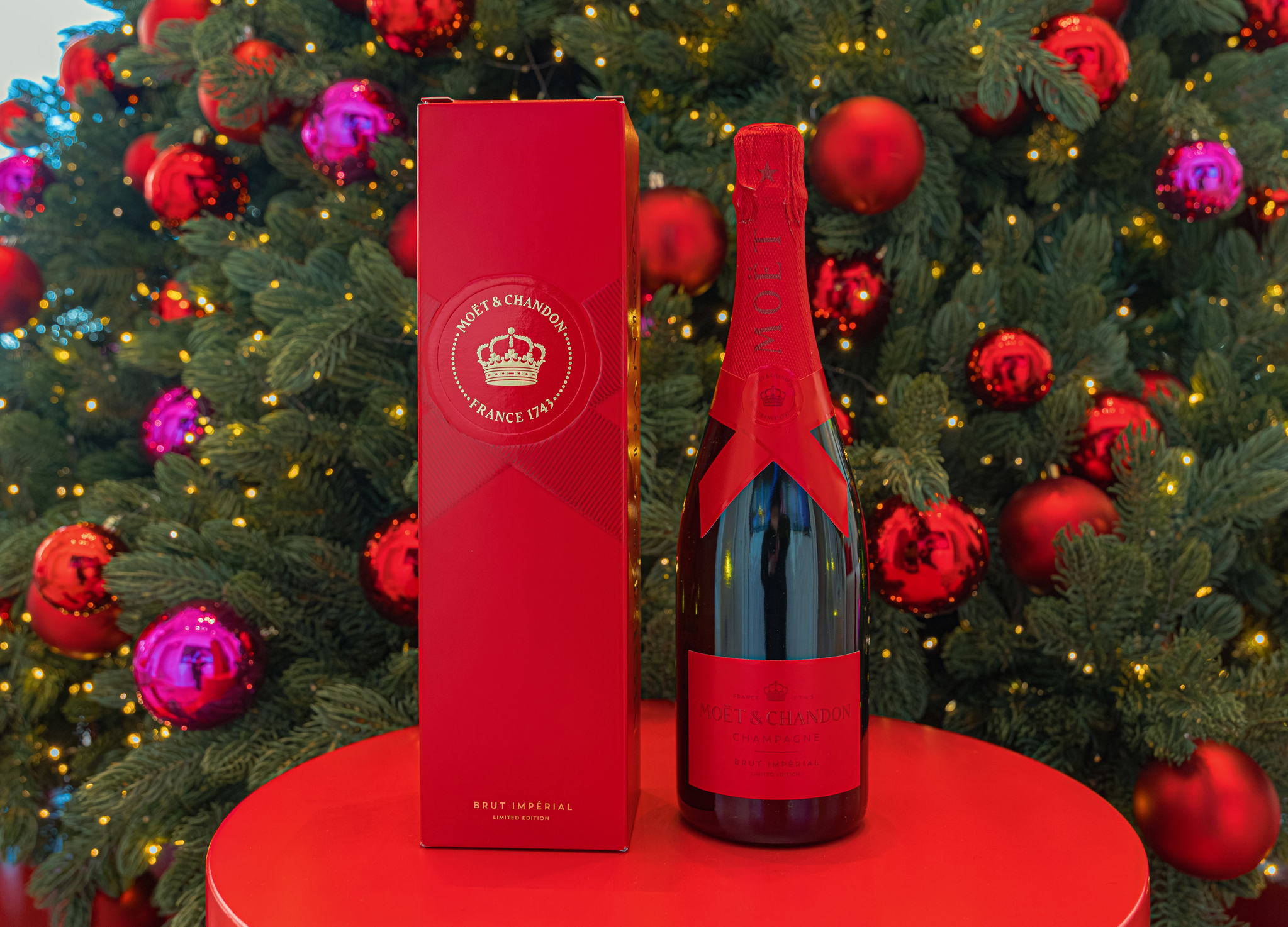 와인병부터 박스까지 패키지 전체를 붉은색으로 꾸몄다. 사진 모엣헤네시 코리아