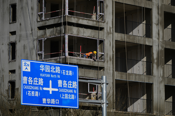 3일 베이징의 한 공사장에서 건설 노동자가 창문틀을 설치하고 있다. AP=연합뉴스 