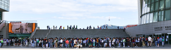 국립중앙박물관 관람객이 사상 첫 연간 600만 명을 넘어설 것으로 예상된다. 연간 관람객 600만 명 달성은 1945년 개관 이후 80년 만이다. 사진은 지난 9월 국립중앙박물관을 찾은 관람객들이 입장 순서를 기다리는 모습. [뉴시스]