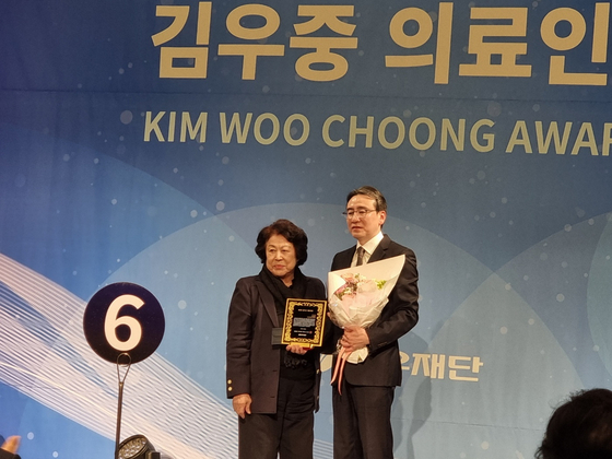 제5회 김우중 의료인상을 수상한 전진동 미즈메디병원 산부인과 의사(오른쪽)가 정희자 전 힐튼호텔 회장과 기념 촬영을 하고 있다. 