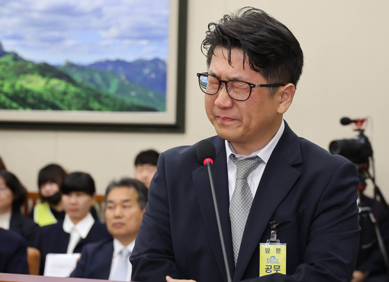 문지석 검사가 지난 10월 15일 국회에서 열린 기후에너지환경노동위원회의 고용노동부에 대한 국정감사에서 쿠팡풀필먼트서비스(CFS) 관련 발언 중 눈물을 흘리고 있다. 임현동 기자. 