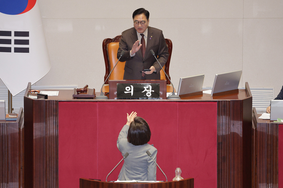 나경원 국민의힘 의원이 지난 9일 국회 본회의장에서 필리버스터(무제한 토론) 발언을 제지하는 우원식 국회의장에게 항의하고 있다. 뉴스1