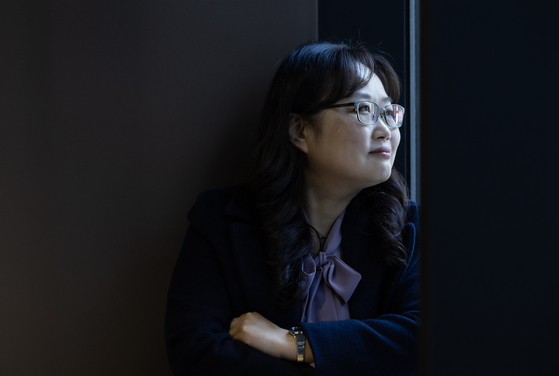 이송희 시인. 그는 수많은 말이 오가던 지난해 겨울 ‘혀의 세계’를 썼다. 권혁재 사진전문기자