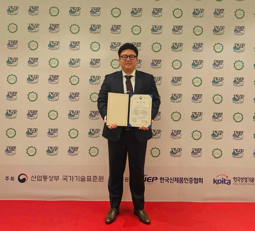 올림플래닛 안호준 경영지원본부장이 수상하는 모습 (사진 제공=올림플래닛) 