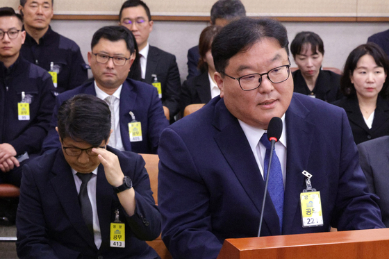 엄희준 광주고검 검사가 지난 10월 23일 서울 여의도 국회 법제사법위원회에서 열린 서울고등검찰청·서울중앙지방검찰청 등에 대한 국정감사에서 의원 질의에 답변하고 있다. 왼쪽에 고개 숙인 인물은 문지석 광주지검 부장검사. 뉴스1