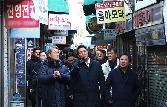 오세훈 서울시장이 서울 종로구 세운재정비 촉진지구를 둘러보고 있다. [사진 공동취재단]