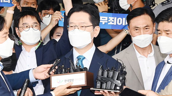 2021년 7월 21일 ‘드루킹’과 포털 댓글 조작을 공모한 혐의로 징역 2년을 확정받은 김경수 당시 경남지사가 21일 오전 경남도청을 나서는 모습. 중앙포토