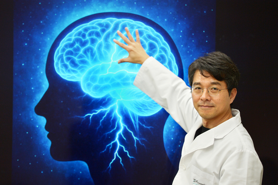 이정호(KAIST 의과학대학원 교수) 소바젠 대표가 지난 3일 오후 대전 KAIST 문지캠퍼스에 위치한 회사 회의실에서 중앙일보와 인터뷰 촬영하고 있다. 2018년 난치성 뇌질환 신약을 개발하는 스타트업 소바젠을 창업했고, 사내에서 연구 부문을 이끄는 최고과학책임자(CSO)를 맡고 있다. 김성태 객원기자