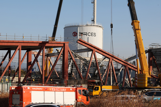 광주대표도서관 신축 공사장 붕괴 사고 이틀째인 12일 광주 서구 치평동 사고 현장에 대형 크레인이 설치돼 있다. 연합뉴스