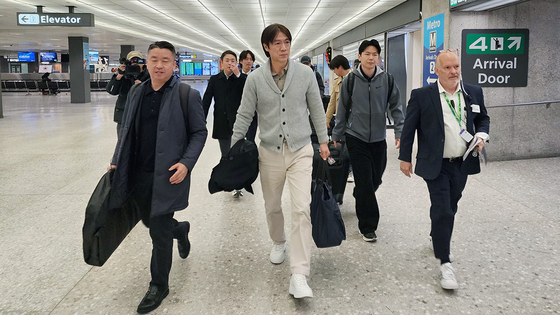 북중미 월드컵 본선 조 추첨식 결과를 지켜보기 위해 이동하는 홍명보 축구대표팀 감독 