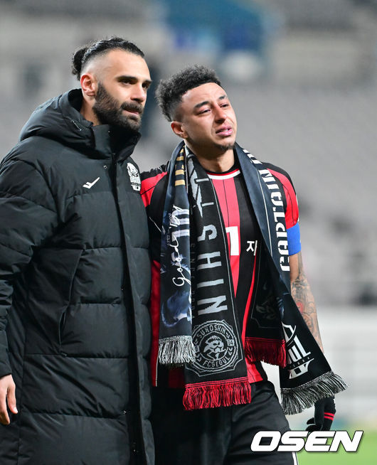 [OSEN=서월월드컵경기장, 박준형 기자] 제시 린가드(33, 서울)의 라스트 댄스는 무승부로 끝났다.FC서울은 10일 오후 서울월드컵경기장에서 2025~2026시즌 아시아축구연맹(AFC) 챔피언스리그 엘리트(ACLE) 리그 스테이지에서 린가드의 선제골이 터졌지만 지키지 못하고 멜버른 시티와 1-1로 비겼다.서울(2승3무1패, 승점 9)은 5위로 밀렸다. 멜버른 스티(3승1무2패, 승점 10점)는 4위다.경기종료 후 FC서울 린가드 고별행사에서 린가드가 눈물을 보이고 있다.  2025.12.10 / soul1014@osen.co.kr