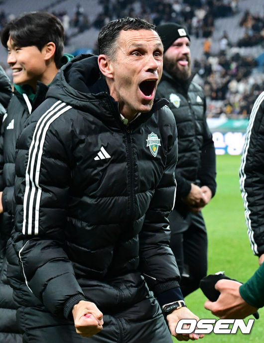 [OSEN=상암월드컵경기장, 조은정 기자] 전북현대가 끝내 정상에 섰다. 연장전 혈투 끝에 광주FC를 2-1로 꺾고 2025 하나은행 코리아컵 우승을 차지했다. 120분 동안 퇴장·부상·논란 상황이 뒤섞인 결승전이었지만, 마지막에 웃은 팀은 전북이었다.전북현대는 6일 오후 1시 30분 서울월드컵경기장에서 열린 2025 하나은행 코리아컵 결승전에서 광주FC와 맞붙어 2-1로 승리했다.K리그1 우승에 이어 코리아컵 우승까지 더블을 이뤄낸 전북의 포옛 감독이 기뻐하고 있다.  2025.12.06 /cej@osen.co.kr