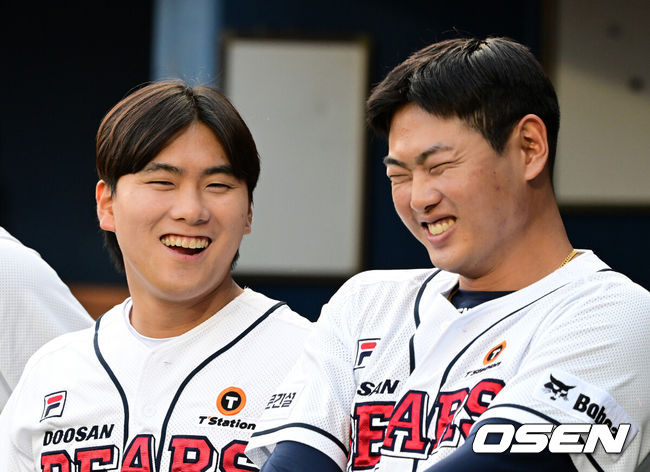 [OSEN=잠실, 지형준 기자] 21일 오후 서울 잠실야구장에서 ‘2024 신한 SOL Bank KBO리그’ 두산 베어스와 SSG 랜더스의 경기가 열렸다.이날 두산은 최원준, SSG는 이건욱을 선발로 내세웠다.두산 윤준호, 홍성호가 경기를 준비하며 즐거워하고 있다. 2024.05.21 / jpnews@osen.co.kr