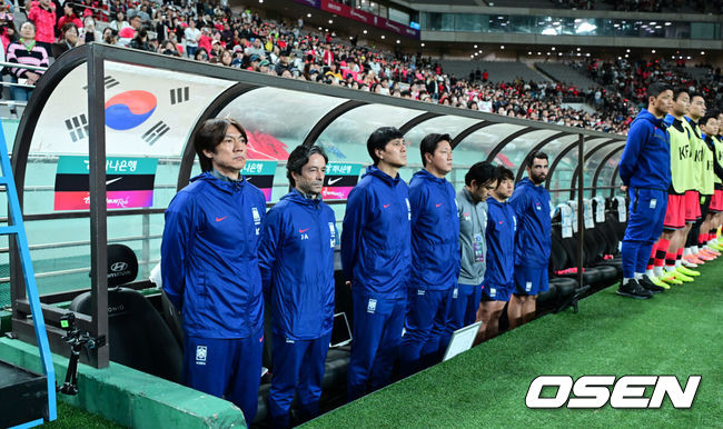 [OSEN=서울월드컵경기장, 조은정 기자]홍명보 감독이 이끄는 대한민국 대표팀과 파라과이의 A매치 평가전이 14일 오후 서울월드컵경기장에서 열렸다.'남미 강호' 파라과이는 지난 10일 일본 원정에서 2-2 무승부를 거두고 온 팀이다. 이번 경기는 홍명보호의 2026 북중미 월드컵 포트 배정을 두고도 중요한 일전이다.현재 한국은 오스트리아, 호주, 에콰도르와 치열한포트 2 막차 경쟁을 벌이고 있다.경기 전 홍명보 감독을 비롯한 대표팀이 도열하고 있다. 2025.10.14 /cej@osen.co.kr
