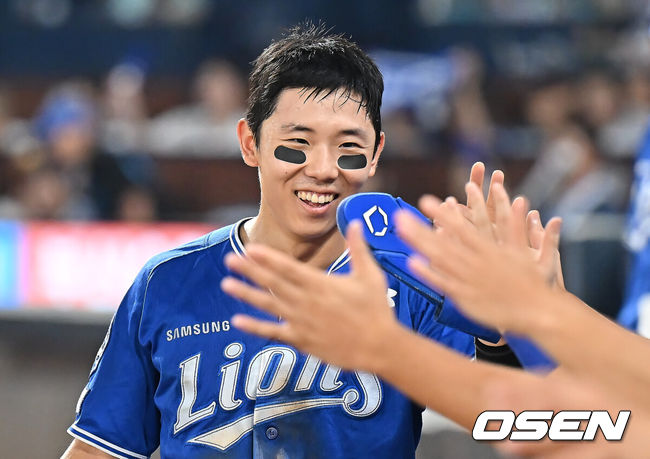 [OSEN=창원, 이석우 기자] 20일 창원NC파크에서 2025 신한 SOL 뱅크 KBO 리그 NC 다이노스와 삼성 라이온즈의 경기가 열렸다. 홈팀 NC는 목지훈이, 방문팀 삼성은 원태인이 선발 출전했다. 삼성 라이온즈 김성윤이 6회초 무사 2,3루 디아즈의 중견수 희생 플라이 때 득점을 올리고 하이파이브를 하고 있다. 2025.08.20 / foto0307@osen.co.kr