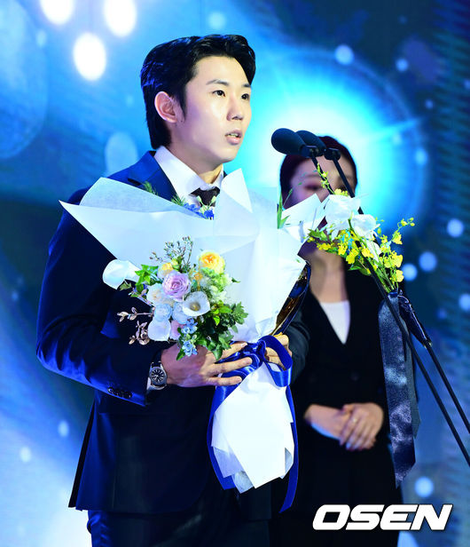 [OSEN=지형준 기자] 24일 오후 서울 잠실 롯데호텔 월드 크리스탈볼룸에서 ‘2025 신한 SOL뱅크 KBO 시상식’이 열렸다.KBO 시상식에서 가장 관심을 모으는 것은 단연 MVP 수상자다. 올해 MVP 레이스는 한화 코디 폰세와 삼성 르윈 디아즈의 2파전이다.우익수 부문 KBO 수비상을 수상한 삼성 김성윤이 소감을 말하고 있다. 2025.11.24 /jpnews@osen.co.kr