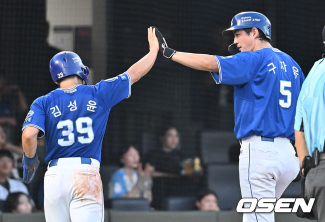 [OSEN=부산, 이석우 기자] 16일 부산 사직야구장에서 2025 신한 SOL 뱅크 KBO 리그 롯데 자이언츠와 삼성 라이온즈의 경기가 열렸다. 홈팀 롯데는 박세웅이, 방문팀 삼성은 최원태가 선발 출전했다.삼성 라이온즈 구자욱과 김성윤이 3회초 무사 2,3루 디아즈의 우익수 오른쪽 2타점 안타때 득점을 올리고 하이파이브를 하고 있다. 2025.08.16 / foto0307@osen.co.kr