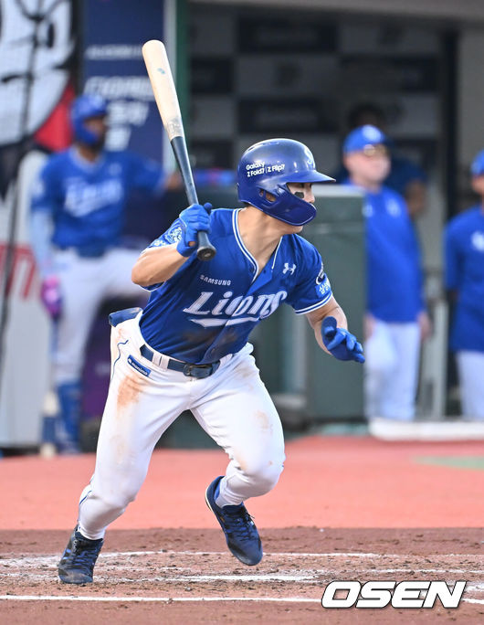 [OSEN=부산, 이석우 기자] 16일 부산 사직야구장에서 2025 신한 SOL 뱅크 KBO 리그 롯데 자이언츠와 삼성 라이온즈의 경기가 열렸다. 홈팀 롯데는 박세웅이, 방문팀 삼성은 최원태가 선발 출전했다.삼성 라이온즈 김성윤이 3회초 중견수 앞 안타를 치고 있다. 2025.08.16 / foto0307@osen.co.kr