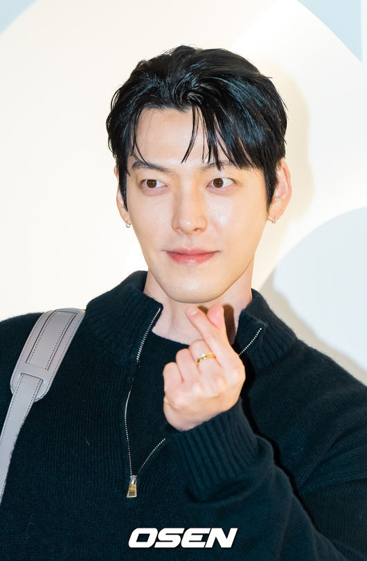 [OSEN=박준형 기자] 12일 서울 잠실 롯데월드몰점 더크라운에서 브랜드 'ALO'(알로) 팝업 포토콜 행사가 진행됐다.이날 행사에서 배우 한효주와 김태리, 김우빈, 이성경, 김도연이 참석했다.배우 김우빈이 포즈를 취하고 있다.   2025.12.12 / soul1014@osen.co.kr