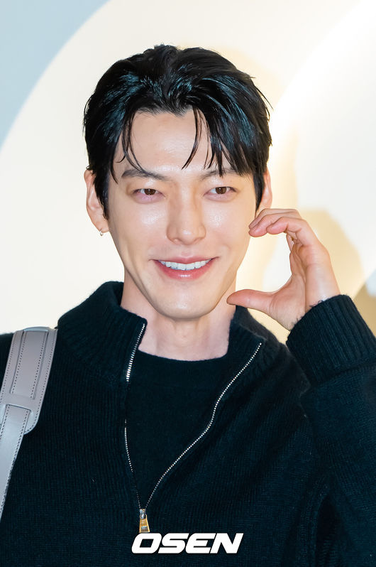 [OSEN=박준형 기자] 12일 서울 잠실 롯데월드몰점 더크라운에서 브랜드 'ALO'(알로) 팝업 포토콜 행사가 진행됐다.이날 행사에서 배우 한효주와 김태리, 김우빈, 이성경, 김도연이 참석했다.배우 김우빈이 포즈를 취하고 있다.   2025.12.12 / soul1014@osen.co.kr