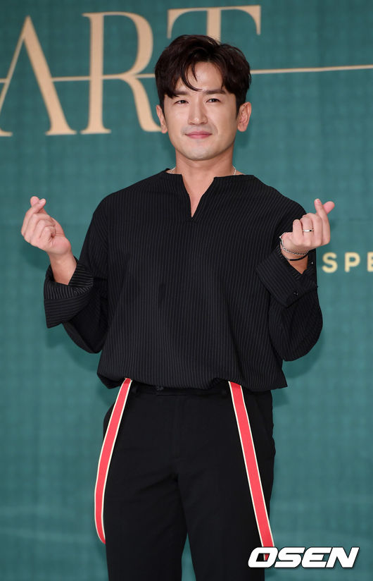 [OSEN=민경훈 기자] 28일 오후 서울 영등포구 타임스퀘어 아모리스홀에서 그룹 신화 데뷔 20주년 기념 스페셜 앨범 'HEART' 발매 기자회견이 열렸다. 신화 이민우가 무대 위에서 포토타임을 갖고 있다./ rumi@osen.co.kr