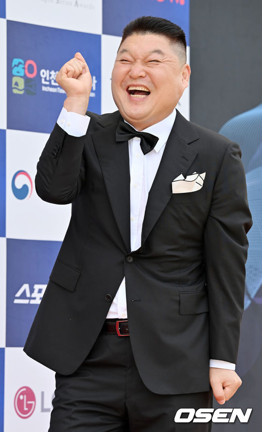 [OSEN=인천, 민경훈 기자] 19일 오후 인천 중구 인천 파라다이스시티에서 제1회 청룡시리즈어워즈 레드카펫 행사가 열렸다.방송인 강호동이 레드카펫을 밟으며 포즈를 취하고 있다. 2022.07.19 / rumi@osen.co.kr