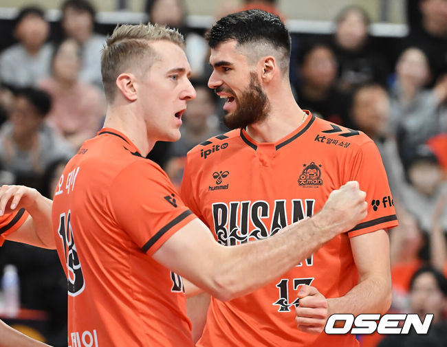 [OSEN=부산, 이석우 기자] 12일 부산 강서실내체육관에서 진에어 2025-2026 V리그 남자부 OK저축은행과 대한항공의 경기가 열렸다. 남자배구에서 파죽의 10연승을 달리는 대한항공과 '상위팀 킬러'로 통하는 OK저축은행이 외나무다리 대결을 펼쳤다.OK저축은행 디미트로프와 오데이가 득점을 올리고 기뻐하고 있다. 2025.12.12 / foto0307@osen.co.kr