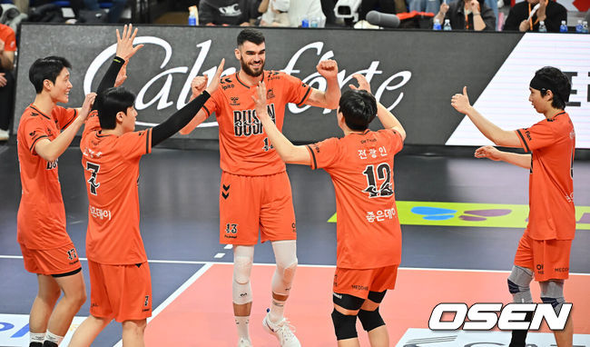 [OSEN=부산, 이석우 기자] 12일 부산 강서실내체육관에서 진에어 2025-2026 V리그 남자부 OK저축은행과 대한항공의 경기가 열렸다. 남자배구에서 파죽의 10연승을 달리는 대한항공과 '상위팀 킬러'로 통하는 OK저축은행이 외나무다리 대결을 펼쳤다.OK저축은행 선수들이 1세트에 이어 2세트도 승리한 후 기뻐하고 있다. 2025.12.12 / foto0307@osen.co.kr