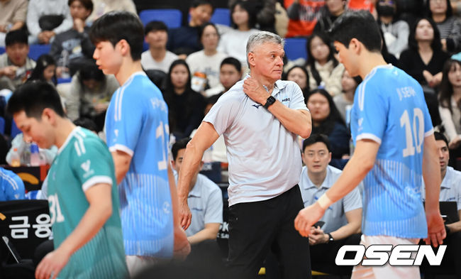 [OSEN=부산, 이석우 기자] 12일 부산 강서실내체육관에서 진에어 2025-2026 V리그 남자부 OK저축은행과 대한항공의 경기가 열렸다. 남자배구에서 파죽의 10연승을 달리는 대한항공과 '상위팀 킬러'로 통하는 OK저축은행이 외나무다리 대결을 펼쳤다.대한항공 달조토 헤난 감독이 안풀리는 경기에 아쉬운 표정을 짓고 있다. 2025.12.12 / foto0307@osen.co.kr