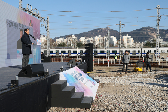 오세훈 서울시장이 서울 노원구 서울교통공사 창동차량기지에서 열린 진접차량기지 시험운행 개시 기념행사에서 기념사를 하고 있다. [연합뉴스]