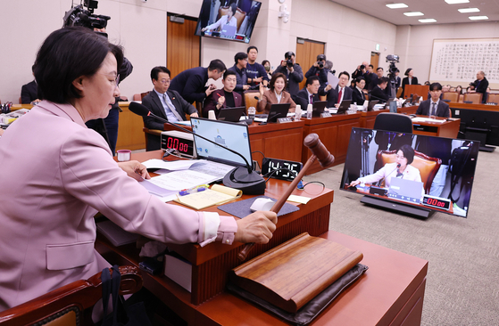 추미애 법제사법위원회 위원장이 지난 10일 국회에서 열린 법제사법위원회 전체회의에서 의사봉을 두드리고 있다. 이날 법사위는 '반도체산업 경쟁력 강화 및 지원에 관한 특별법'(반도체 특별법)을 의결했다. 임현동 기자