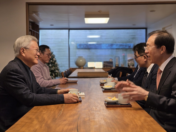 이석연 국민통합위원장이 12일 경남 양산 평산마을에서 문재인 전 대통령을 예방하고 있다. 연합뉴스 