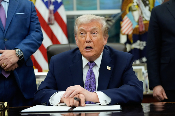 도널드 트럼프 미국 대통령이 11일(현지시간)) 워싱턴 DC 백악관 오벌 오피스에서 행정명령 서명을 마친 뒤 발언하고 있다. AP=연합뉴스