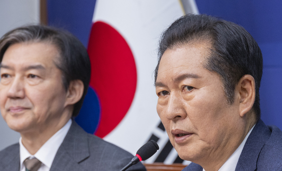 더불어민주당 정청래 대표(오른쪽)가 12일 국회에서 열린 더불어민주당ㆍ개혁진보 4당 정치개혁 연석회의에서 조국혁신당 조국 대표를 비롯한 4당 대표들에게 인사말을 하고 있다. 연합뉴스 