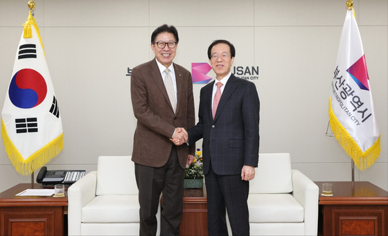 이석연 국민통합위원장이 12일 부산광역시청을 찾아 박형준 부산시장과 면담에 앞서 악수하고 있다. 연합뉴스 