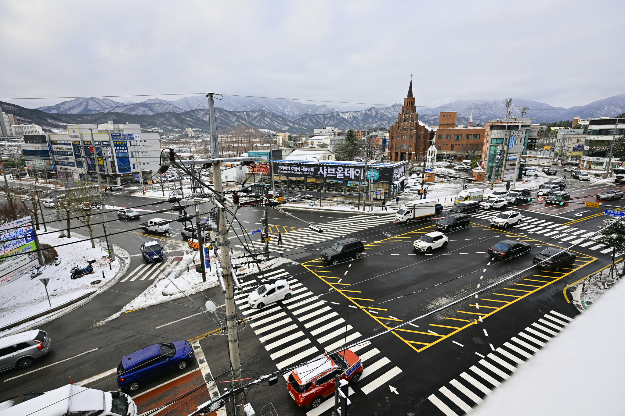 밤사이 강원 속초에 최대 5.4㎝의 눈이 내린 가운데, 12일 속초 시내가 하얀 눈으로 덮여 있다. 뉴스1