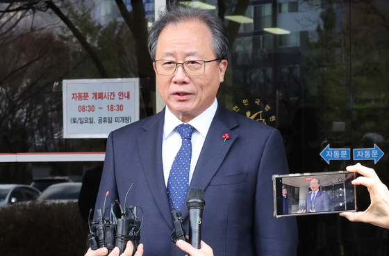 전교조 통일학교 해직 교사들을 특별 채용하도록 지시한 혐의로 기소돼 1심에서 징역 8개월에 집행유예 2년을 선고받은 김석준 부산교육감이 12일 부산 연제구 부산지법 법정을 나서며 소감을 밝히고 있다. 송봉근 객원기자 