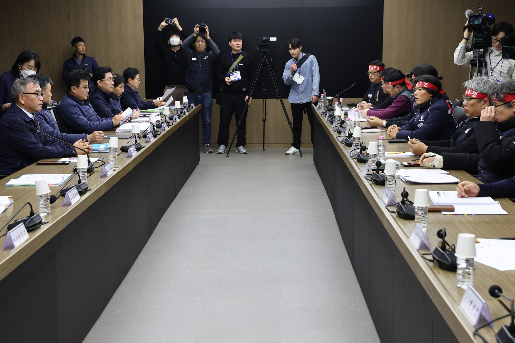 서울교통공사 제1노조인 민주노총 산하 서울교통공사노조가 11일 서울 성동구 서울교통공사 본사에서 열린 본사에서 열린 서울지하철 노사 임금교섭 본회의에 참석하고 있다. 뉴스1