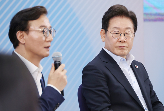 이재명 대통령이 7월 25일 부산 부경대에서 열린 타운홀미팅 '부산의 마음을 듣다' 간담회에서 전재수 해양수산부 장관의 발언을 듣고 있다. 연합뉴스