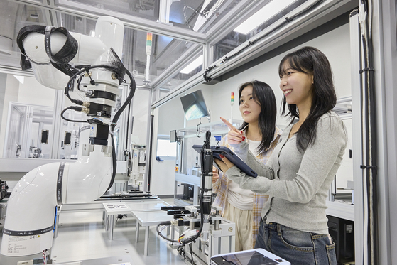 한국기술교육대에 있는 다담미래학습관 유연생산시스템 랩(Lab)에서 학생들이 실습을 하고 있다. 사진 한국기술교육대