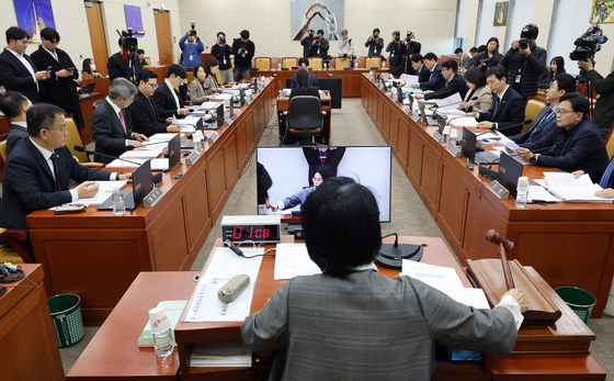 9일 국회에서 열린 국회 과학기술정보방송통신위원회 전체회의에서 최민희 위원장이 의사봉을 두드리고 있다. 연합뉴스