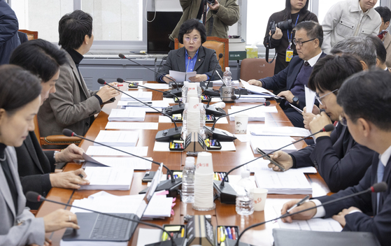 김현 과학기술정보방송통신위원회 정보통신방송법안심사소위원회 위원장(가운데)이 지난 10일 국회에서 처리 안건을 설명하고 있다. 연합뉴스