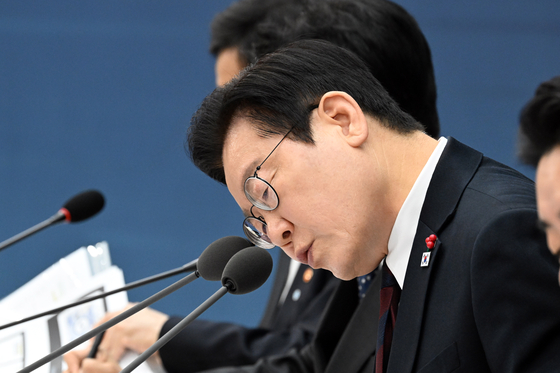 이재명 대통령이 11일 세종시 세종컨벤션센터 국제회의장에서 열린 2026년 부처 업무보고 기획재정부(국세청,관세청,조달청), 국가테이터처 업무보고에서 자료를 살펴보고 있다. [대통령실사진기자단]